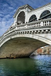 Gondel unter der Rialtobrücke in Venedig
