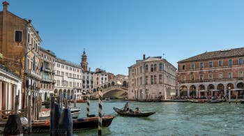 Der Canal Grande von Venedig, auf der rechten Seite der Palazzo dei Camerlenghi und die Fabriche Nove