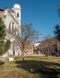 Die Kirche und der Campo San Trovaso im Dorsoduro in Venedig