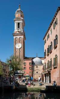 Der Kampanile der Kirche dei Santi Apostoli im Cannaregio in Venedig.