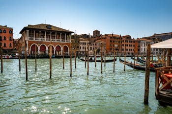 Traghetto (Gondel mit zwei Ruderern) auf dem Canal Grande in Venedig gegenüber dem Rialto-Markt.