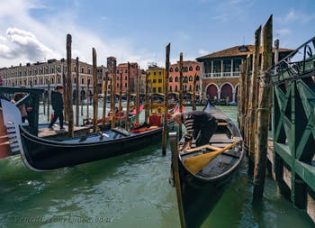 Das Traghetto von Santa Sofia und seine Gondeln auf dem Canal Grande in Venedig.