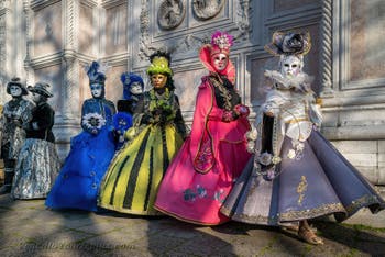 Die Kostümierten des Karnevals in Venedig vor der Kirche San Zaccaria.