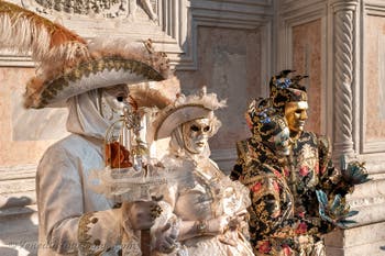 Die Kostümierten des Karnevals in Venedig vor der Kirche San Zaccaria.