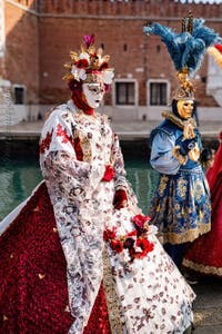 Die Kostümierten des venezianischen Karnevals vor dem Arsenal von Venedig.