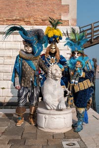 Die Kostümierten des venezianischen Karnevals vor dem Arsenal von Venedig.