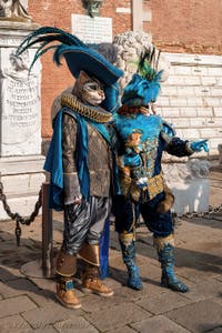 Die Kostümierten des venezianischen Karnevals vor dem Arsenal von Venedig.