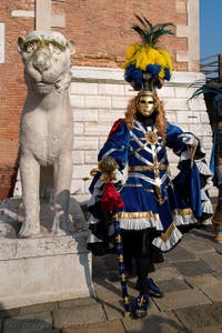 Die Kostümierten des venezianischen Karnevals vor dem Arsenal von Venedig.