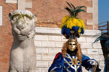 Die Kostümierten des venezianischen Karnevals vor dem Arsenal von Venedig.