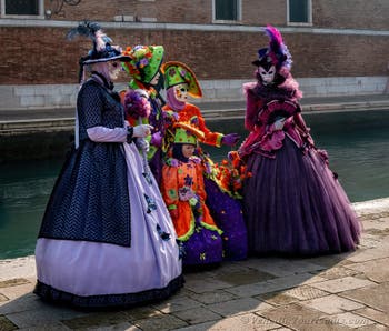 Die Kostümierten des venezianischen Karnevals vor dem Arsenal von Venedig.