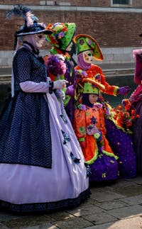 Die Kostümierten des venezianischen Karnevals vor dem Arsenal von Venedig.