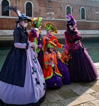 Die Kostümierten des venezianischen Karnevals vor dem Arsenal von Venedig.