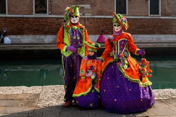 Die Kostümierten des venezianischen Karnevals vor dem Arsenal von Venedig.