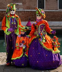 Die Kostümierten des venezianischen Karnevals vor dem Arsenal von Venedig.