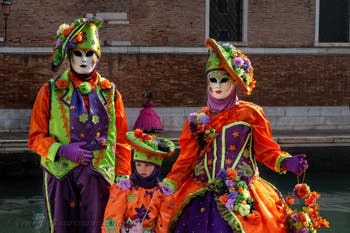 Die Kostümierten des venezianischen Karnevals vor dem Arsenal von Venedig.