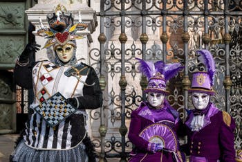 Die Kostümierten des venezianischen Karnevals vor dem Arsenal von Venedig.