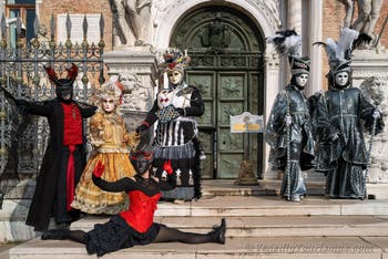 Die Kostümierten des venezianischen Karnevals vor dem Arsenal von Venedig.