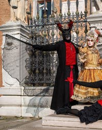 Die Kostümierten des venezianischen Karnevals vor dem Arsenal von Venedig.