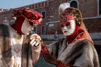 Die Kostümierten des venezianischen Karnevals vor dem Arsenal von Venedig.