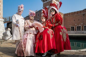 Die Kostümierten des venezianischen Karnevals vor dem Arsenal von Venedig.