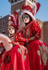 Die Kostümierten des venezianischen Karnevals vor dem Arsenal von Venedig.