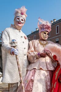 Die Kostümierten des venezianischen Karnevals vor dem Arsenal von Venedig.