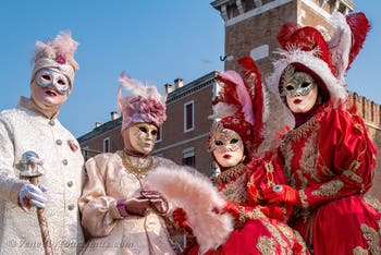 Die Kostümierten des venezianischen Karnevals vor dem Arsenal von Venedig.