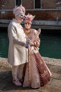 Die Kostümierten des venezianischen Karnevals vor dem Arsenal von Venedig.