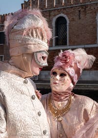 Die Kostümierten des venezianischen Karnevals vor dem Arsenal von Venedig.