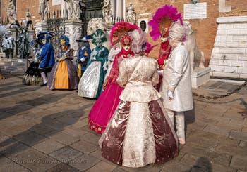 Die Kostümierten des venezianischen Karnevals vor dem Arsenal von Venedig.