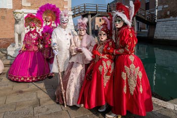 Die Kostümierten des venezianischen Karnevals vor dem Arsenal von Venedig.