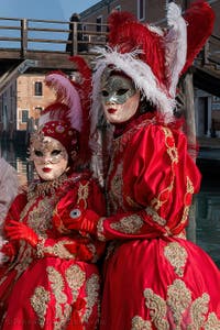 Die Kostümierten des venezianischen Karnevals vor dem Arsenal von Venedig.