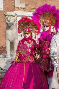 Die Kostümierten des venezianischen Karnevals vor dem Arsenal von Venedig.