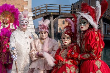 Die Kostümierten des venezianischen Karnevals vor dem Arsenal von Venedig.