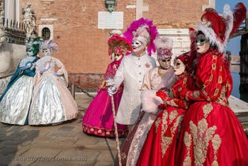 Die Kostümierten des venezianischen Karnevals vor dem Arsenal von Venedig.