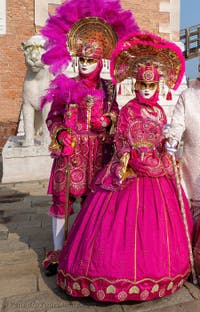 Die Kostümierten des venezianischen Karnevals vor dem Arsenal von Venedig.