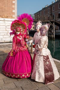 Die Kostümierten des venezianischen Karnevals vor dem Arsenal von Venedig.