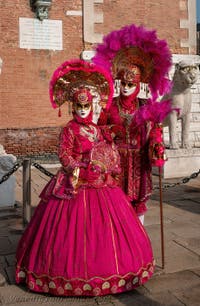 Die Kostümierten des venezianischen Karnevals vor dem Arsenal von Venedig.