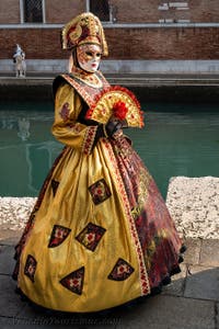 Die Kostümierten des venezianischen Karnevals vor dem Arsenal von Venedig.