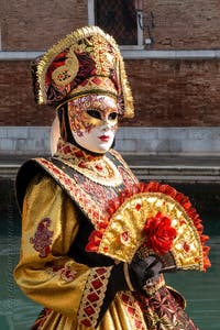 Die Kostümierten des venezianischen Karnevals vor dem Arsenal von Venedig.