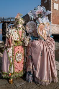 Die Kostümierten des venezianischen Karnevals vor dem Arsenal von Venedig.