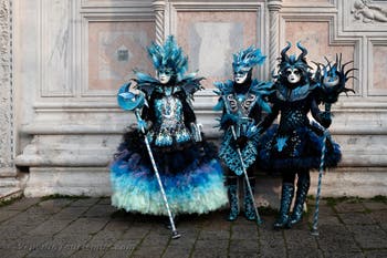 Die Kostümierten des venezianischen Karnevals vor der Kirche San Zaccaria.