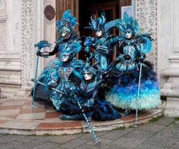 Die Kostümierten des venezianischen Karnevals vor der Kirche San Zaccaria.