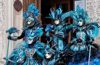 Die Kostümierten des venezianischen Karnevals vor der Kirche San Zaccaria.