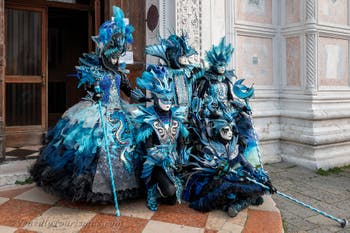 Die Kostümierten des venezianischen Karnevals vor der Kirche San Zaccaria.