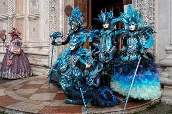 Die Kostümierten des venezianischen Karnevals vor der Kirche San Zaccaria.