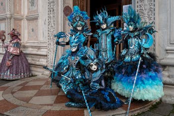 Die Kostümierten des venezianischen Karnevals vor der Kirche San Zaccaria.