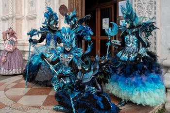 Die Kostümierten des venezianischen Karnevals vor der Kirche San Zaccaria.