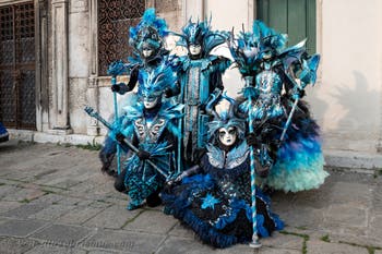 Die Kostümierten des venezianischen Karnevals vor der Kirche San Zaccaria.