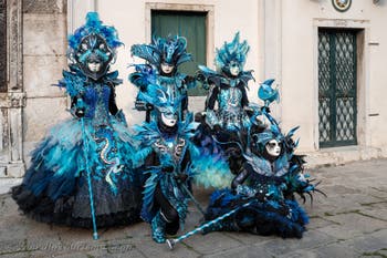 Die Kostümierten des venezianischen Karnevals vor der Kirche San Zaccaria.